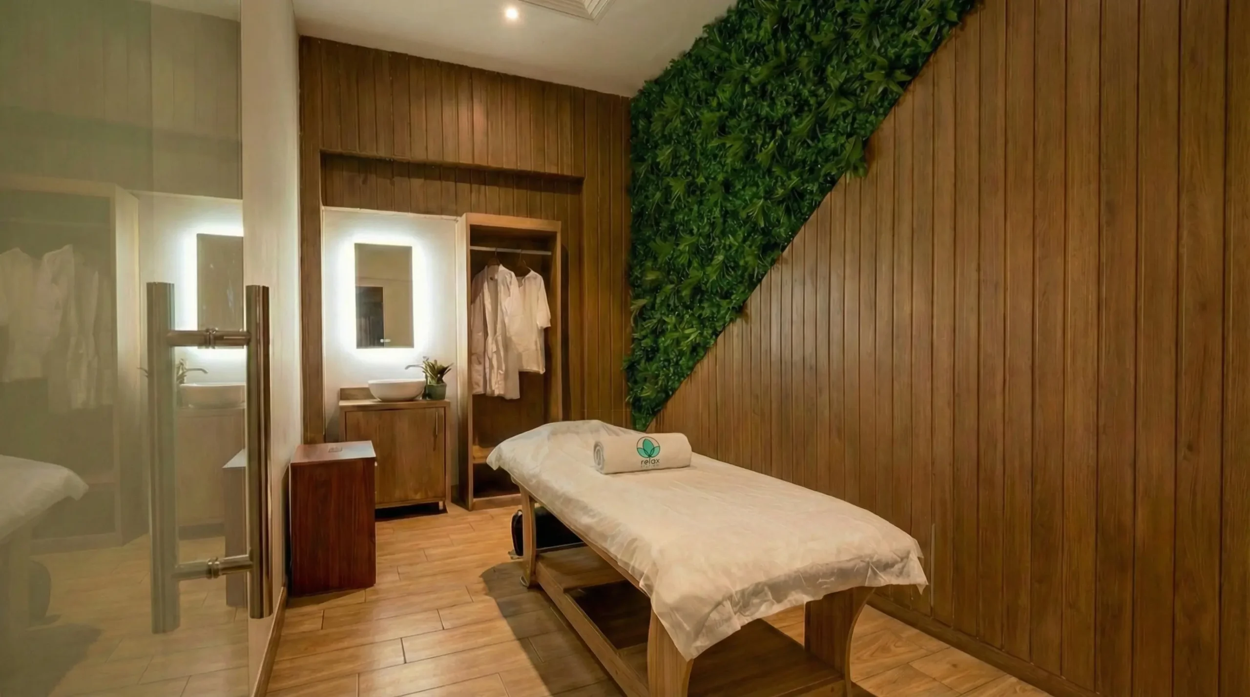 سرير مساج مريح ونظيف داخل مركز ريلاكس ستيشن بجدة